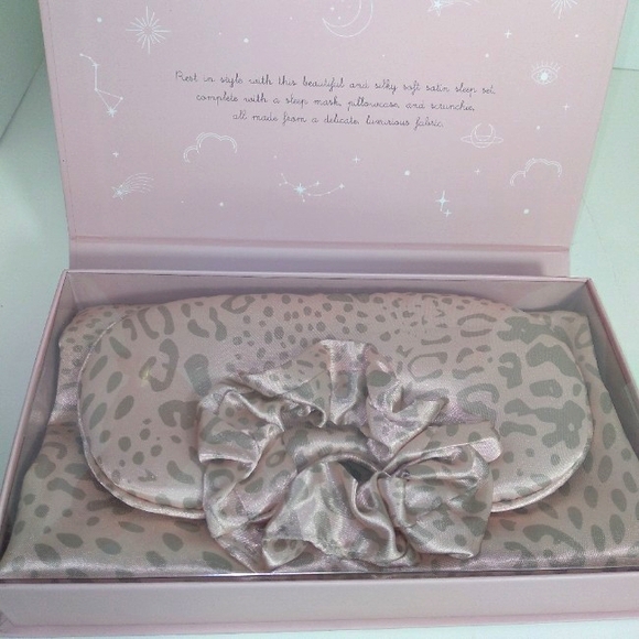 Beauty Reset 3 Piece Satin Leapord Print Sleep Collection Set - Picture 2 of 4